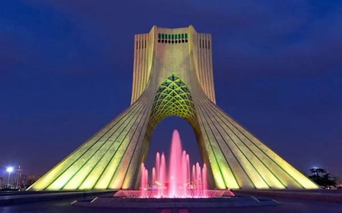 برج آزادی قرمز پوش می شود /عکس