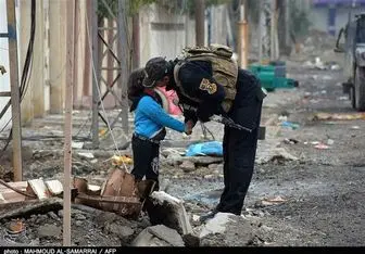 محبت سرباز به کودک عراقی در موصل + عکس