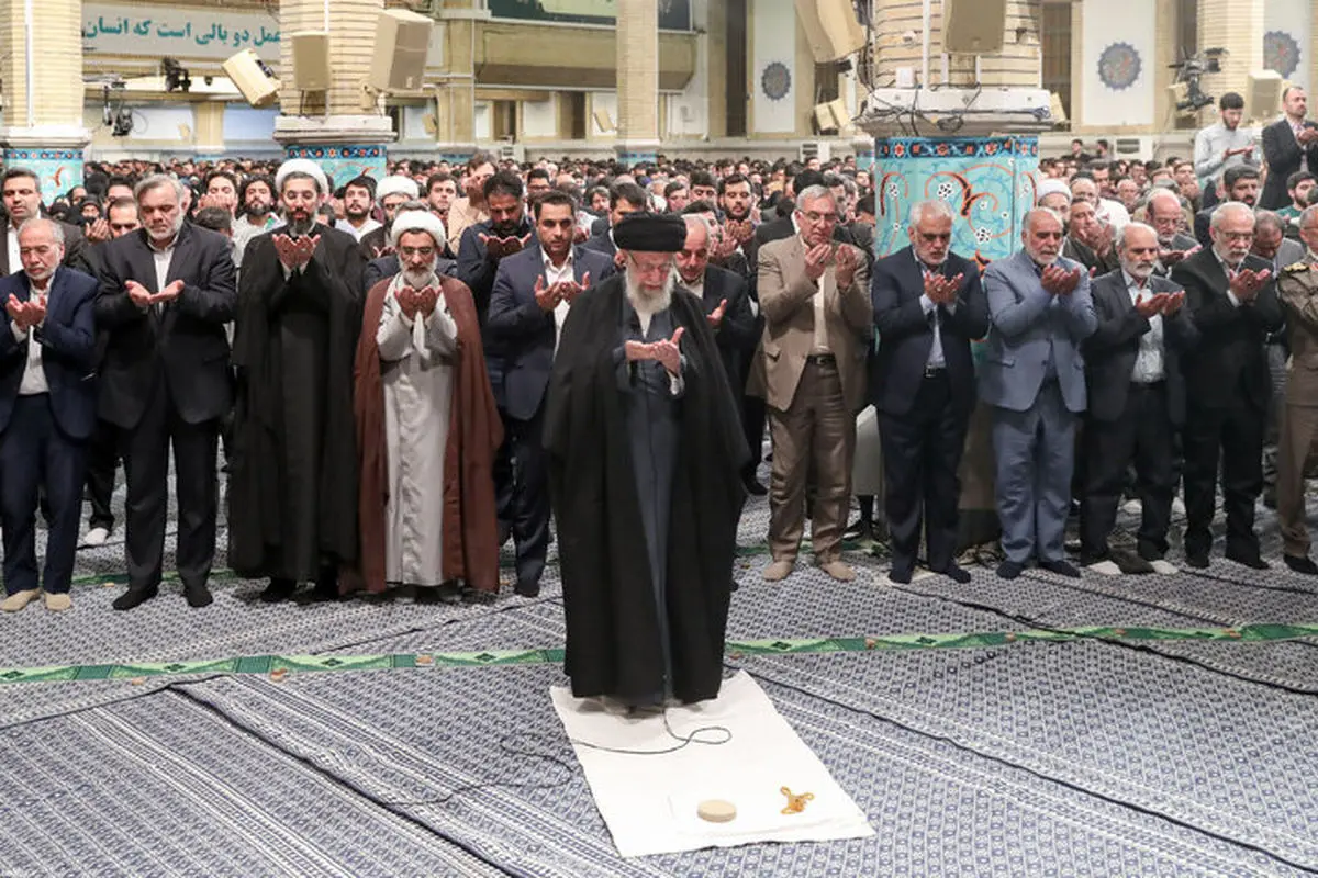هدیه خاص رهبر انقلاب به یک دانشجو +عکس