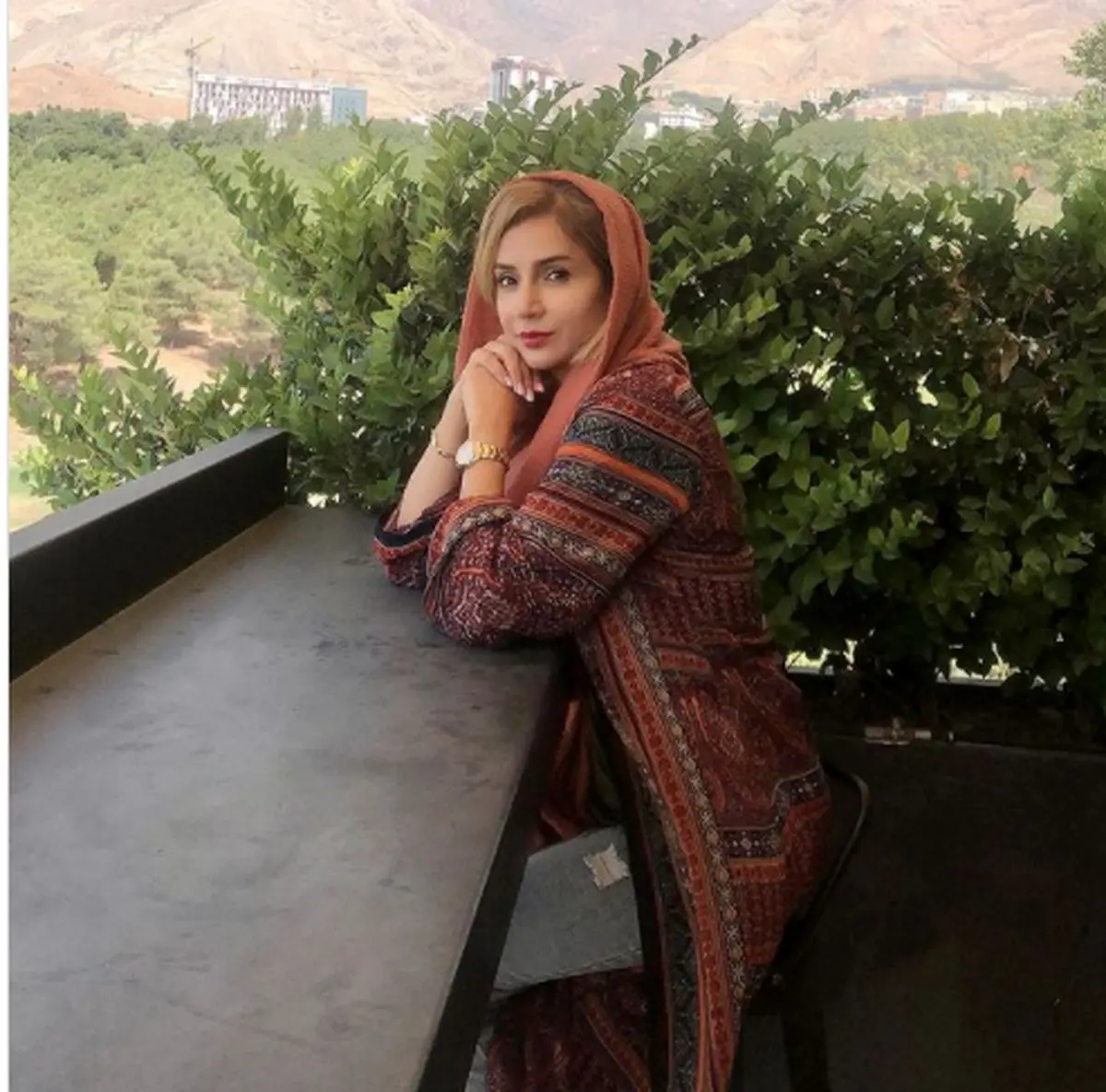 شبنم قلی خانی و همکارانش در نارگیل / عکس