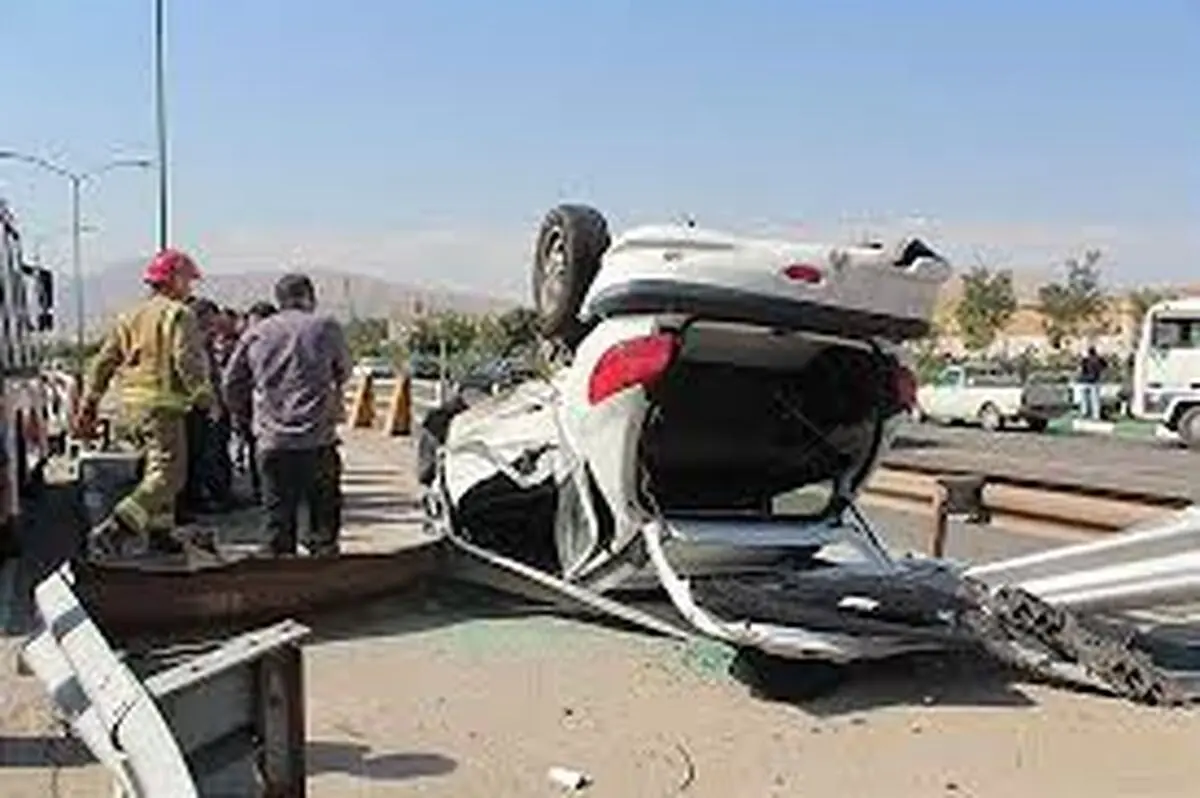 واژگونی پژو 4 جوان را راهی بیمارستان کرد 