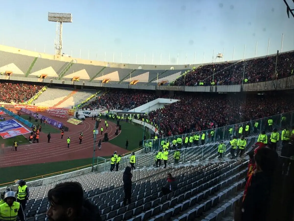 سنگپرانی و فحاشی بین هواداران پرسپولیس و تراکتور