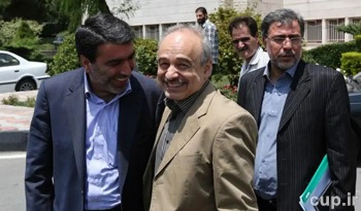 منتقدان را به تمرین استقلال دعوت می کنم