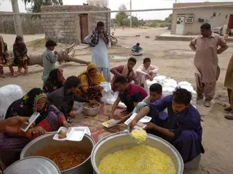 طبخ و توزیع ۱۰هزار غذا توسط گروه جهادی راهیان شهادت