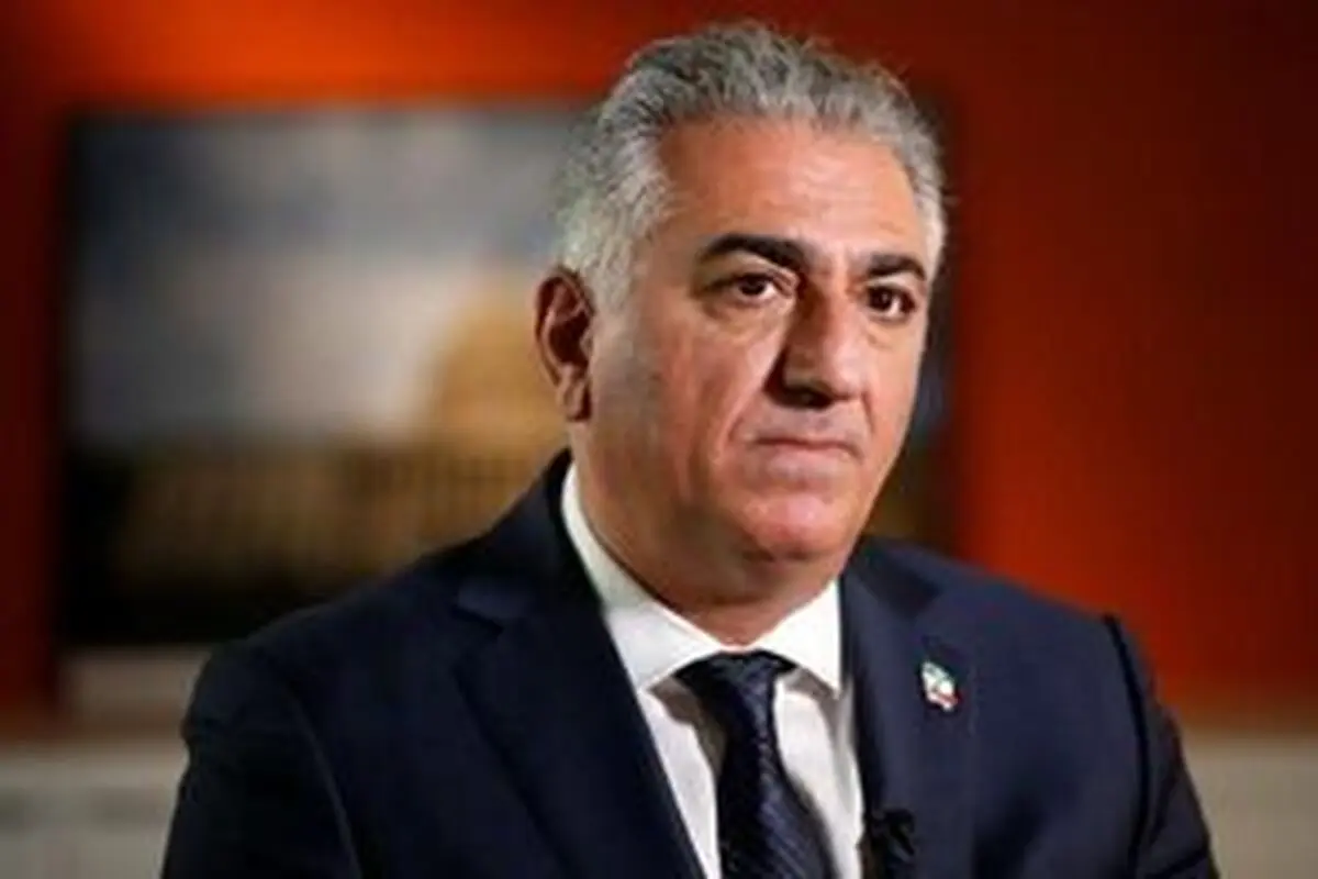 بدل رضا پهلوی در متروی تهران! +عکس