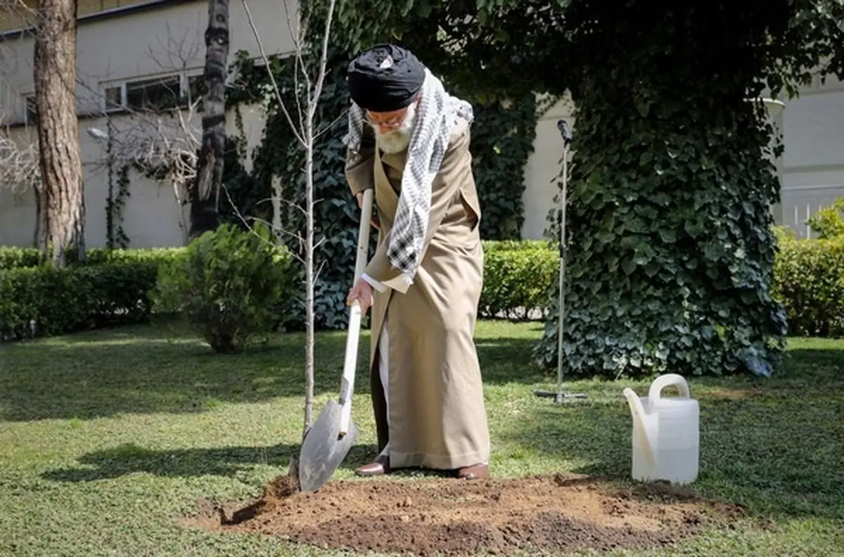 رهبر معظم انقلاب اسلامی دو نهال میوه کاشتند