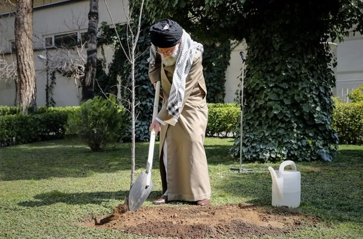 رهبر معظم انقلاب اسلامی دو نهال میوه کاشتند