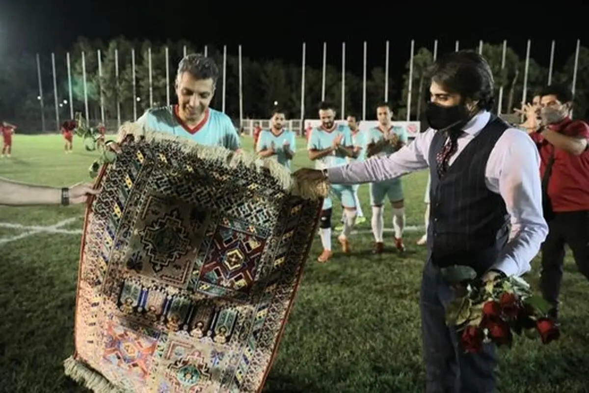 هدیه ویژه پرسپولیسی‌ها به فردوسی‌پور+ عکس