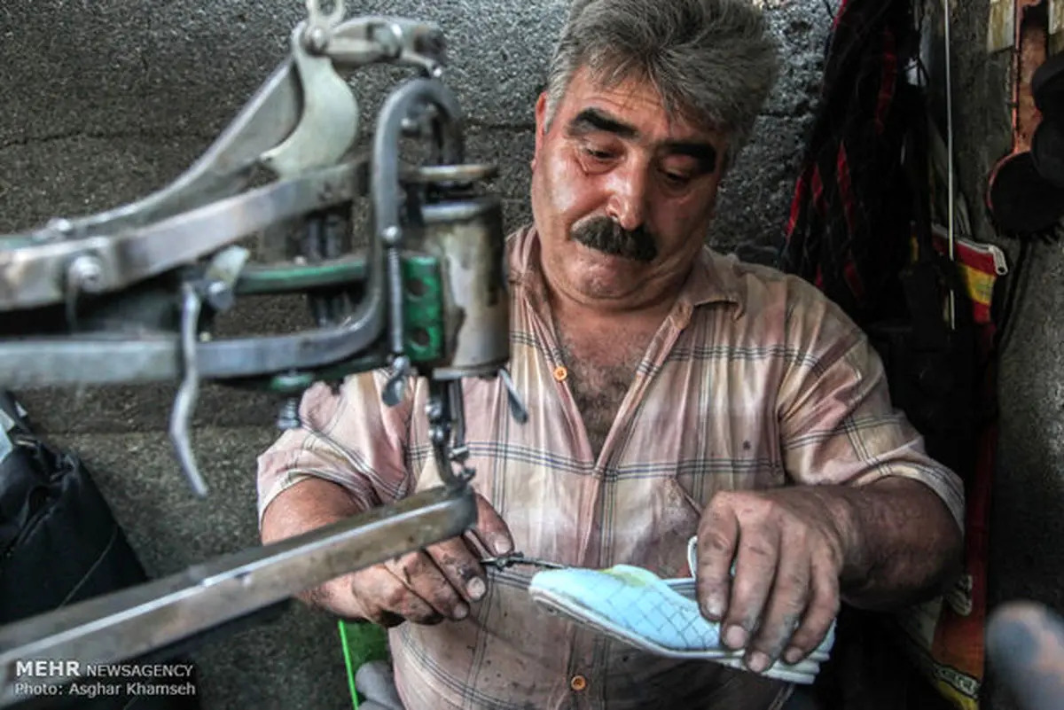 جانبازی که در خیابان کفاشی می کند