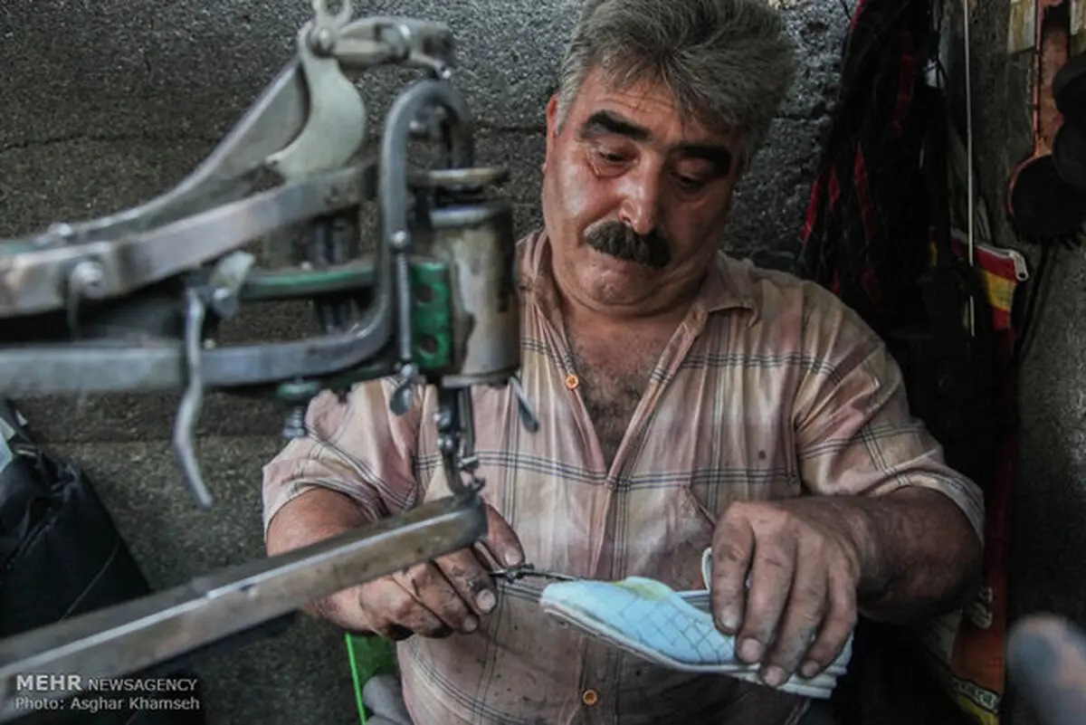 جانبازی که در خیابان کفاشی می کند