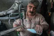 جانبازی که در خیابان کفاشی می کند