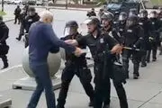 خشونت پلیس آمریکا علیه سالمند ۷۵ ساله

