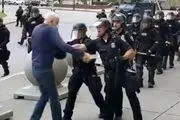 خشونت پلیس آمریکا علیه سالمند ۷۵ ساله

