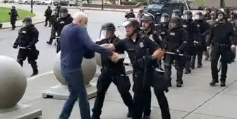 خشونت پلیس آمریکا علیه سالمند ۷۵ ساله

