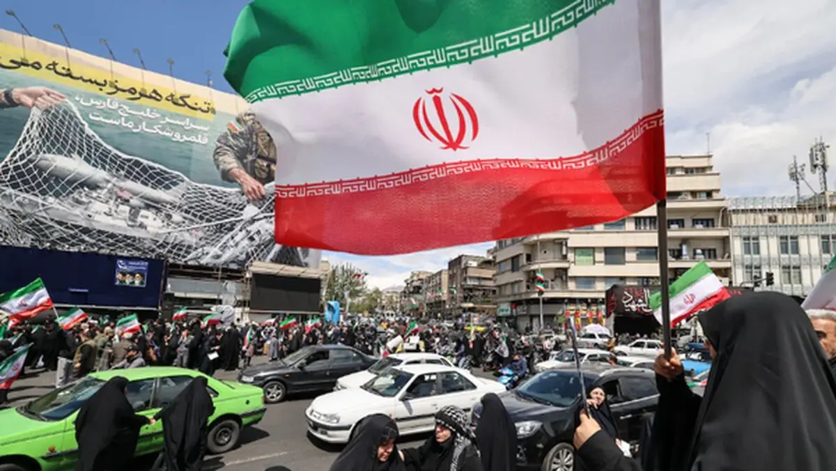 ایرانی‌ها پرچم پیروزی به دست گرفتند نه تسلیم