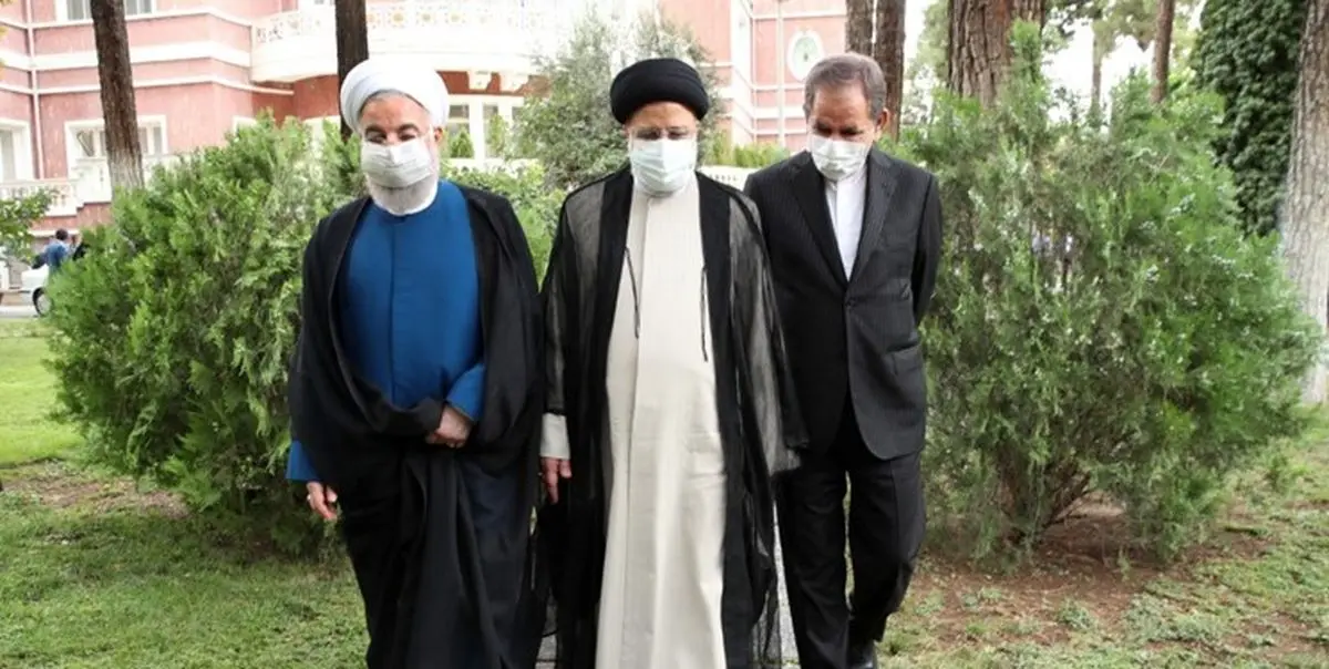 روحانی دفتر کار را به آیت الله رئیسی تحویل داد