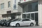 برخورد پلیس با خودرو‌هایی که در پیاده رو‌های مقابل نمایشگاه‌ها پارک شده‌اند