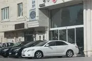 برخورد پلیس با خودرو‌هایی که در پیاده رو‌های مقابل نمایشگاه‌ها پارک شده‌اند