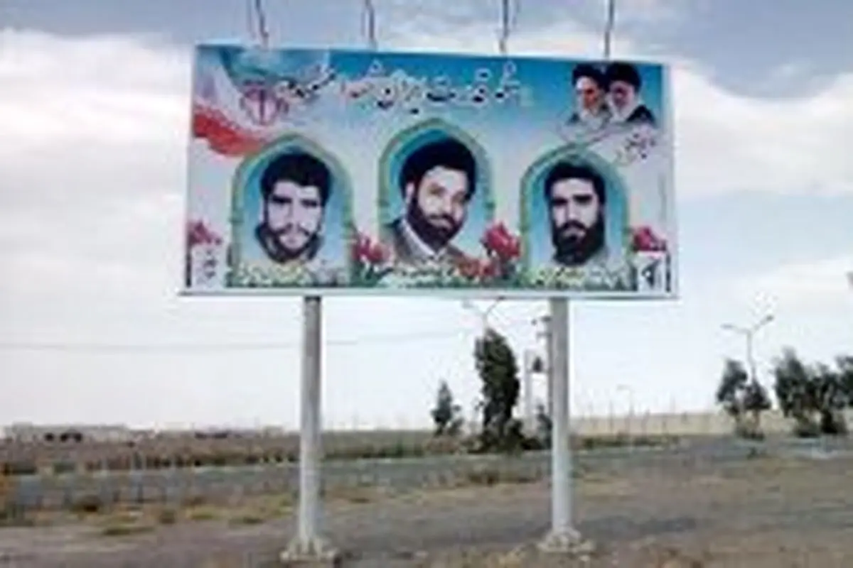 تابلوهای تصاویر شهدا در ورودی شهرهای اردستان و زواره تعویض میشود