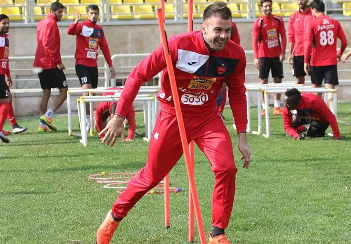 دروازه بان پرسپولیس: پیشنهاد دارم اما نمی توانم تیمم را ترک کنم