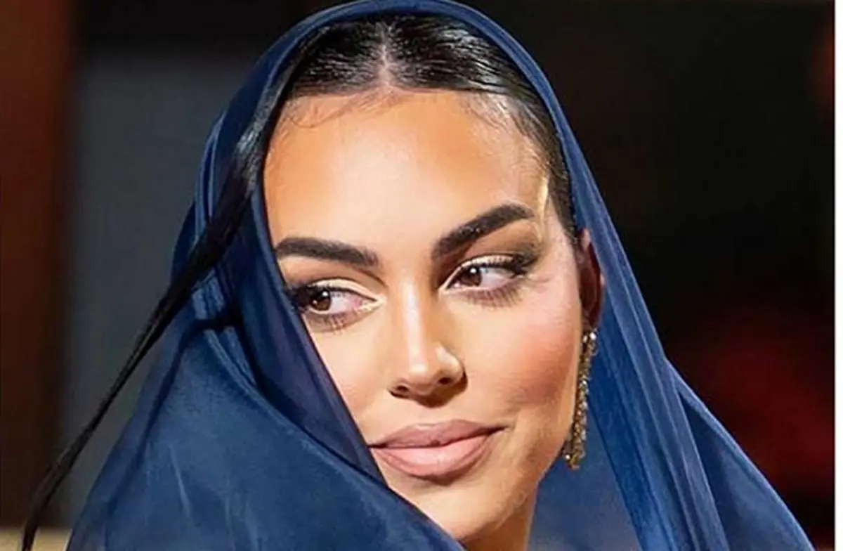 خودنمایی جورجینا با کیفی از پوست تمساح سفید کمیاب!
