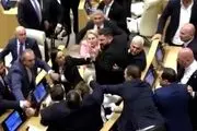 فیلم/ درگیری فیزیکی در وسط پارلمان گرجستان