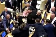 فیلم/ درگیری فیزیکی در وسط پارلمان گرجستان