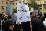 حاشیه های روز دانشجو/از هدیه به روحانی تا تجمع با پلاکارد!
