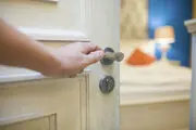 باز بودن درهای اتاق خواب در شب ممنوع+جزئیات 