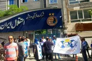 تجمع دوباره هواداران استقلال در مقابل باشگاه