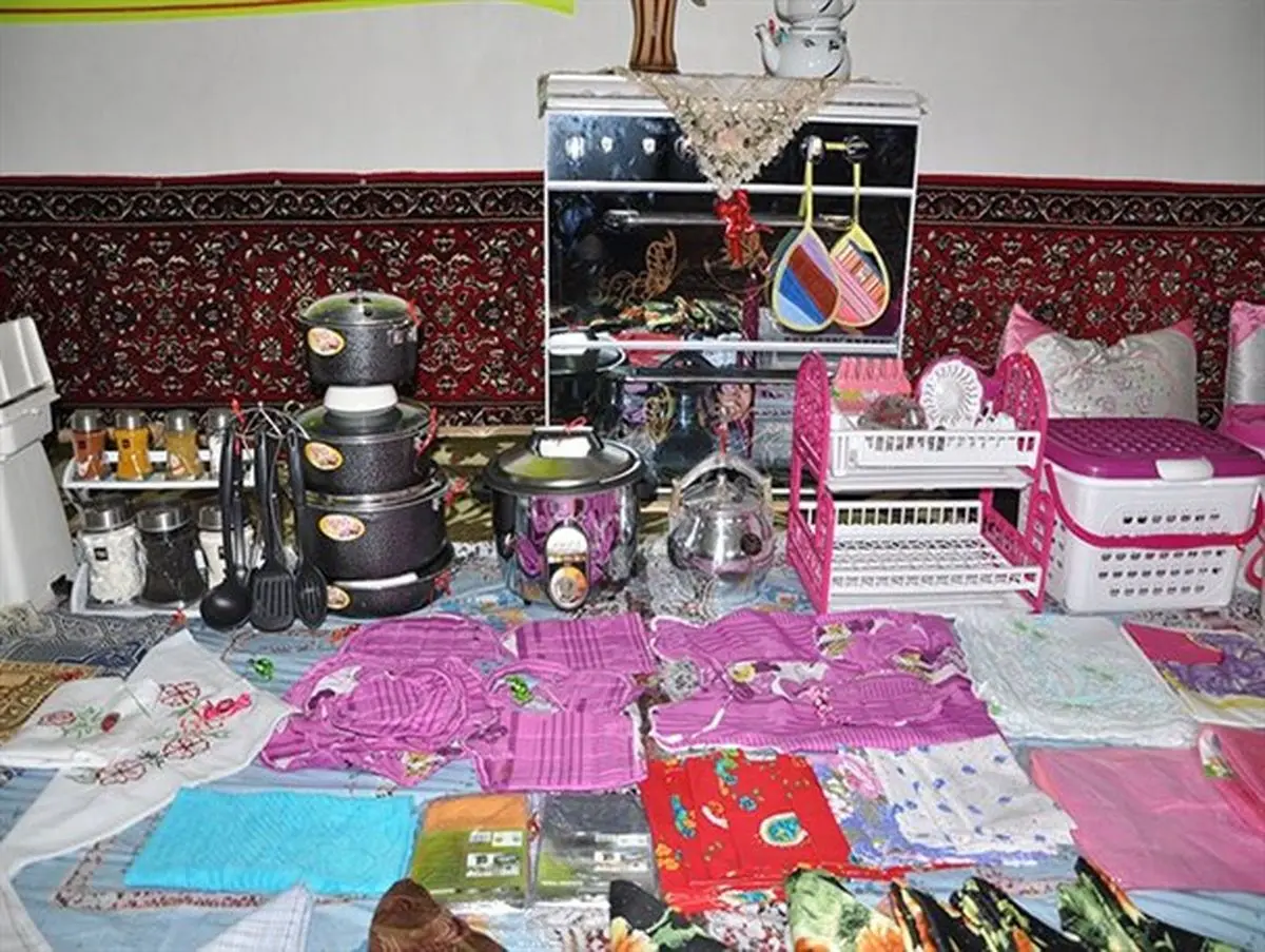 ۱۲ سری جهیزیه به نوعروسان نیازمند شهرستان بستان آباد اهدا شد
