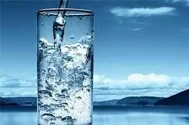 فواید نوشیدن آب کافی برای بدن انسان چیست؟! + اینفوگرافی