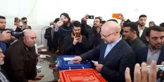قالیباف پس از یک ساعت انتظار در صف، رأی خود را به صندوق انداخت