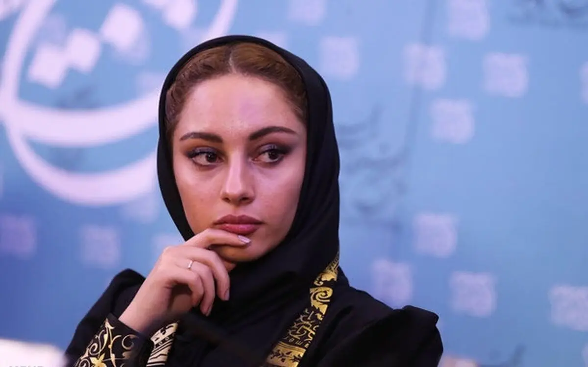 تیپ عجیب ترلان پروانه با مانتویی بلند /عکس