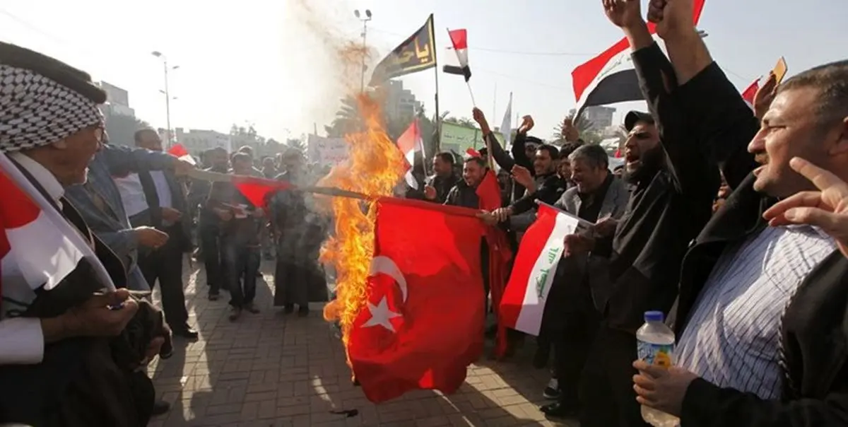 پایین کشیدن پرچم ترکیه از سفارت این کشور در بغداد+ فیلم