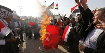 پایین کشیدن پرچم ترکیه از سفارت این کشور در بغداد+ فیلم