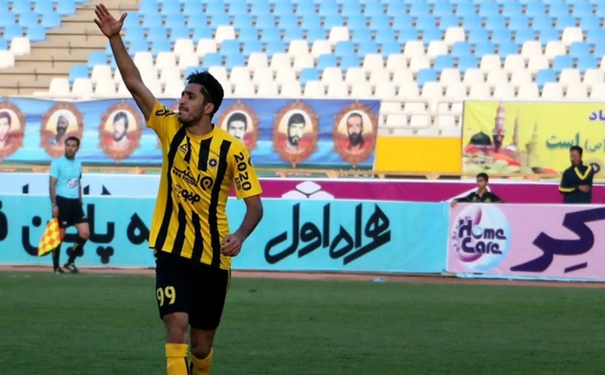 با نورافکن دست دادیم ولی هواداران استقلال به من فحش میدهند