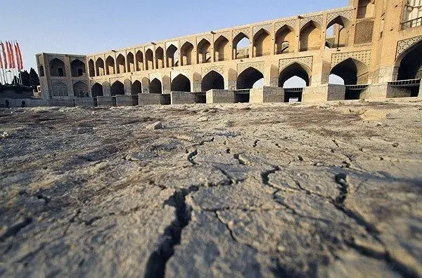 آژیر قرمز در اصفهان/ فرونشست به آثار باستانی هم رسید