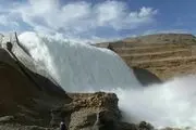 تصویری از سرریز شدن سد آزادی
