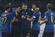 عکس یادگاری رامین رضاییان با جام حذفی
