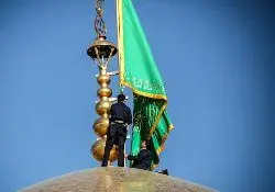 نصب پرچم بر فراز گنبد حرم امام رضا(ع) + فیلم