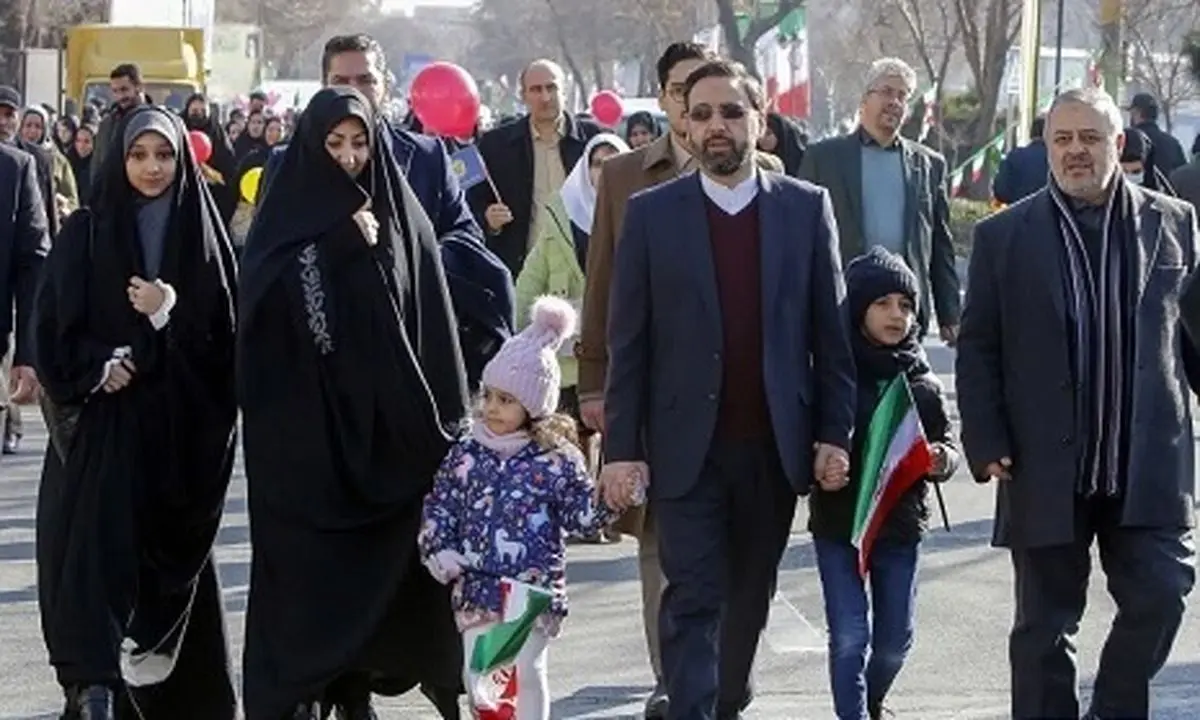 بچه های شهید مالک رحمتی دست در دست پدر+عکس