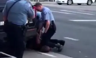 اخراج افسران پلیسی که یک سیاه‌پوست را کشتند + تصاویر
