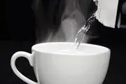 آیا نوشیدن آب گرم به سلامتی ما کمک می‌کند؟