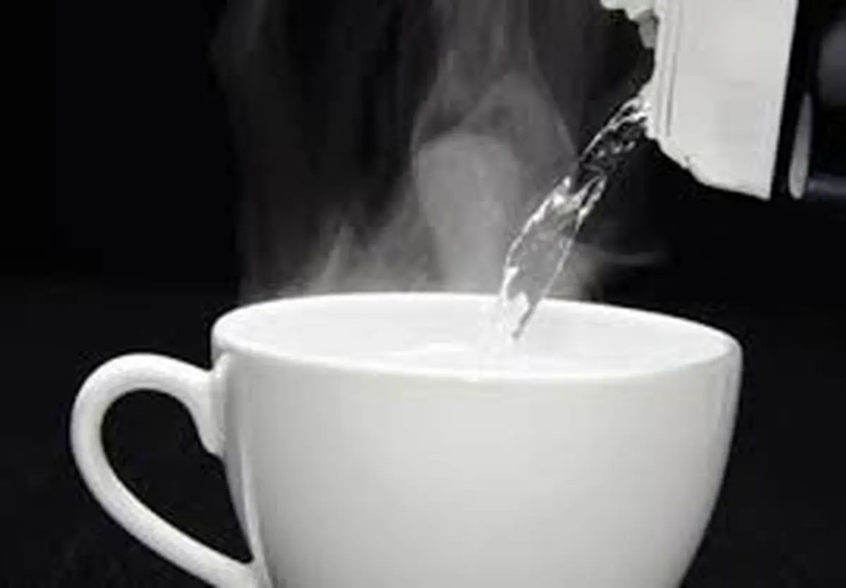 آیا نوشیدن آب گرم به سلامتی ما کمک میکند؟