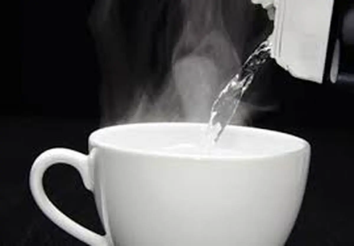 آیا نوشیدن آب گرم به سلامتی ما کمک می‌کند؟