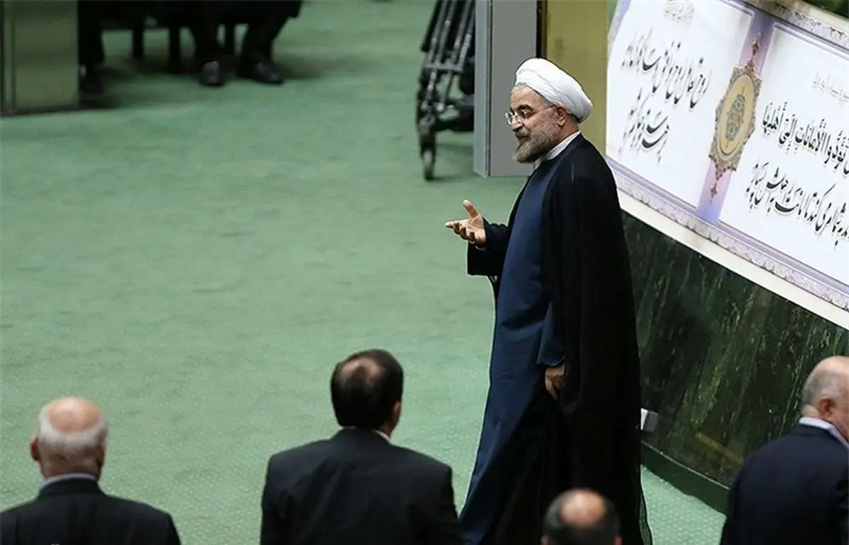 روحانی برای دفاع از وزرا وارد صحن مجلس شد