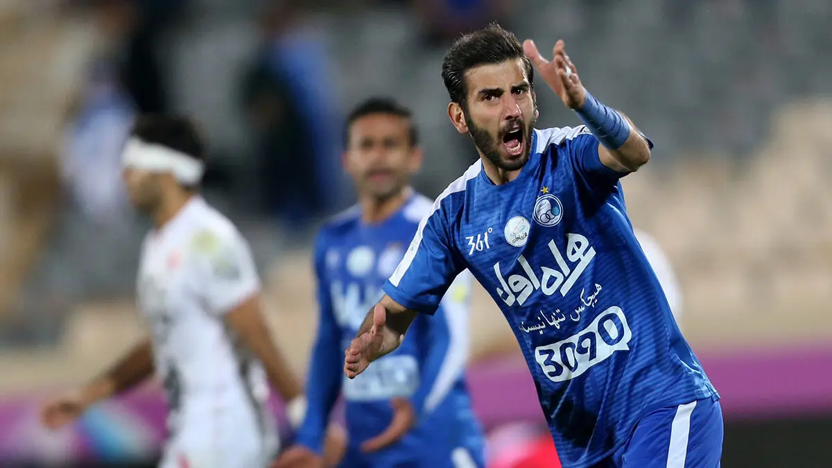 مدافع استقلال جواب منصوریان را داد