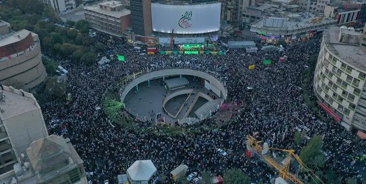  اجتماع باشکوه مردم تهران در روز میلاد رسول مهربانی‌ها/ اعلام انزجار تهرانی‎ها از آشوبگران 