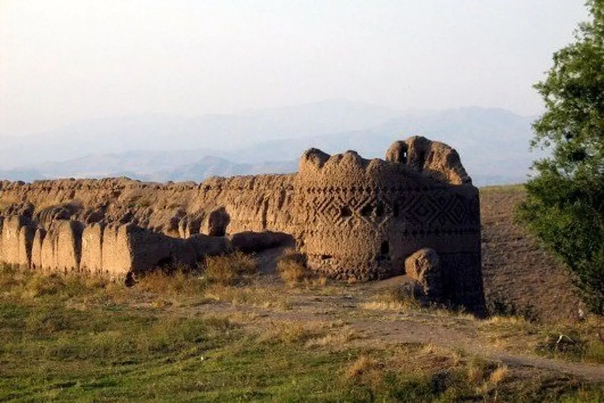 بزرگترین قلعه خشتی شمال غرب کشور در آستانه نابودی است
